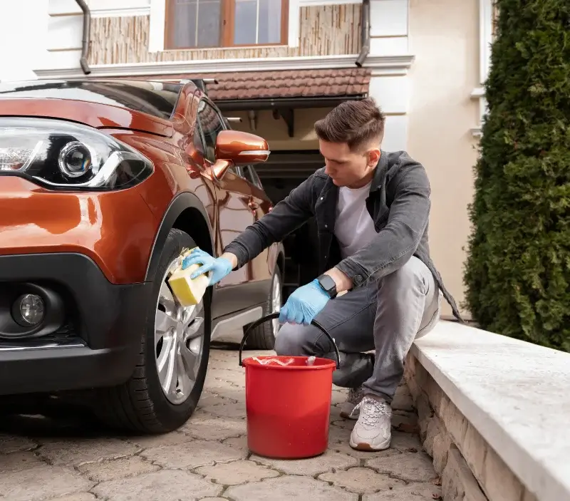 Lavage auto à domicile Deluz : professionnel intervenant sur un véhicule